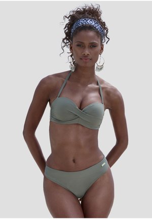 Olivově zelený bikiny set s halter topem s krouceným designem, nastavitelnými popruhy a vysokými kalhotkami. Hladká textura, minimální kovové detaily.