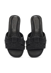 Sandalias de slide negras con un diseño de tiras entrecruzadas texturizadas adornadas con pequeñas piedras brillantes, plantilla suave y tacón bajo.