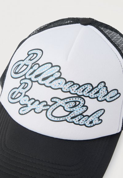 Μαύρο και λευκό καπέλο τύπου trucker με την επιγραφή "Billionaire Boys Club" διακοσμημένη με στρας στην μπροστινή επιφάνεια.