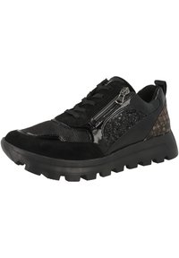 Scarpe sportive nere con una combinazione di materiali, tra cui suede e dettagli lucidi, dotate di un pannello testurizzato e di una resistente suola in gomma.