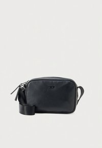 Svart skinn crossbody-veske med rektangulær form, glidelåslukking og avtakbar stropp. Har glatt tekstur og minimalt med metallbeslag.