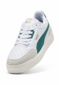 Hvide sneakers med teal accenter og beige ruskindsoverlay. Har perforeret tå, runde snørebånd og et guldbelag værd på tungen.