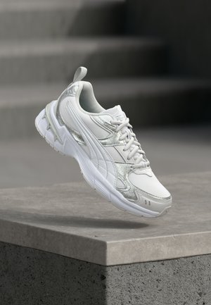 MILENIO TECH 2000 METALLICS WHISPER - Sportcipő - white/feather gray/silver-coloured