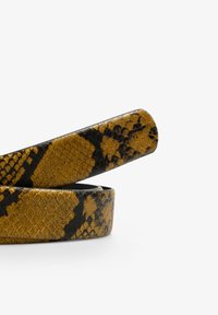 Cinturón con patrón de Python en amarillo y negro, fabricado en cuero texturizado. Presenta un acabado suave y bordes redondeados.