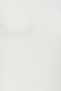 Deux mains tenant un verre rempli d'eau au-dessus d'une carafe en verre sur une surface blanche.