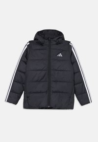 Schwarze gepolsterte Jacke mit Kapuze, ausgestattet mit weißen Streifen auf den Schultern, einem Reißverschluss auf der Vorderseite und einem kleinen Logo auf der linken Seite.