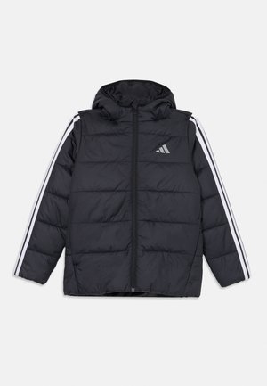 Veste noire rembourrée avec capuche, présentant des rayures blanches sur les épaules, une fermeture éclair à l'avant et un petit logo sur le côté gauche.