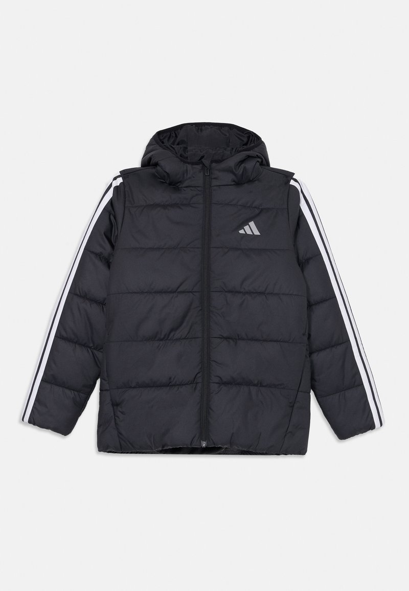 Schwarze gepolsterte Jacke mit Kapuze, ausgestattet mit weißen Streifen auf den Schultern, einem Reißverschluss auf der Vorderseite und einem kleinen Logo auf der linken Seite.