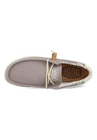 Scarpa slip-on grigia chiara con tomaia in tela, dettagli beige e un particolare in sughero sul tallone. Presenta un rivestimento testurizzato e bordi cuciti.