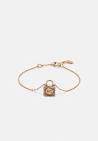 Pulsera de color dorado que presenta un charm de candado cuadrado con las iniciales grabadas "MK" y adornado con detalles brillantes en la superficie.