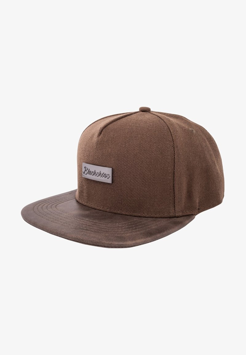 Ruda snapback skrybėlė su tekstūruotu audinio korpusu, plokščiu kraštu ir sidabro logotipo etikete priekyje. Yra subtilios siuvimo detalės ant krašto.