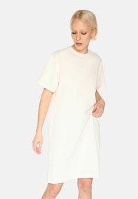 Short-sleeve, knee-length dress in light beige cotton. Straight cut with a crew neckline and subtle side pocket detail. Smooth texture.