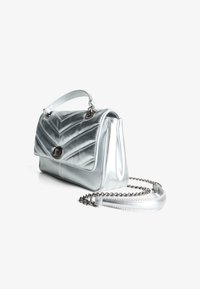 Sølvmetallic håndtaske med en chevron quiltet design, en kort håndtag og en aftagelig kædestrop. Glat tekstur med en blank finish.