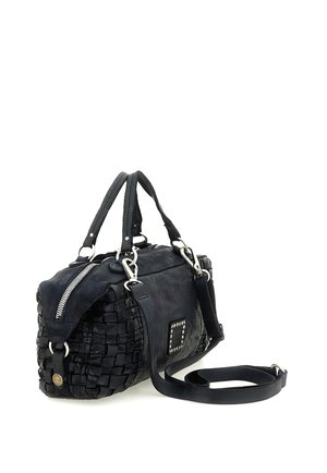 Borsa a mano in pelle nera con pannelli laterali intrecciati, cerniera argentata, doppi manici e tracolla staccabile su sfondo bianco.