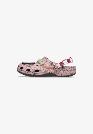 Roze klomp met zwarte ventilatiegaten en een spinnenwebpatroon. Beschikt over een groene band en een geblokte rode en witte hielband. Gemaakt van lichtgewicht materiaal.