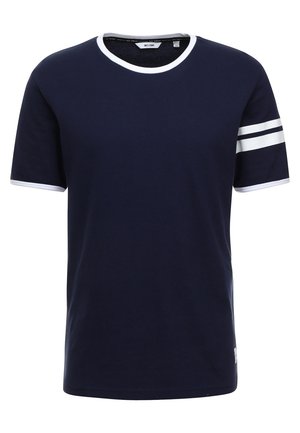 Granatowy krótki rękaw t-shirt z białym wykończeniem przy dekolcie typu crew, białymi mankietami na rękawach oraz dwoma białymi poziomymi paskami na lewym rękawie.