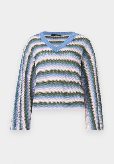 Pull court en maille à manches longues avec des rayures horizontales multicolores et un col en V bleu.