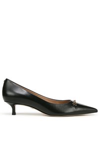 Escarpin noir en cuir avec un bout pointu, présentant une petite décoration en métal à l'empeigne et un petit talon aiguille.