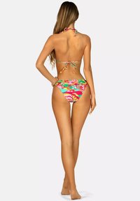 Kolorowy zestaw bikini z dekoltem halter i wiązanym z tyłu, z wyrazistymi, kwiatowymi wzorami na prążkowanej tkaninie, kontrastującymi z jednolitą talią.