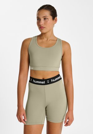 Olijfgroene sportbeha en shortset gemaakt van rekbare stof. De beha heeft een brede band en een logo-detail; de shorts hebben een zwarte logo-elastiek.