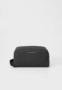 Schwarze Kosmetiktasche mit sich wiederholendem MK-Logo-Muster, aus Stoffmaterial, mit Reißverschluss und einem kurzen Riemen auf einer Seite. Sie hat eine elegante rechteckige Form.