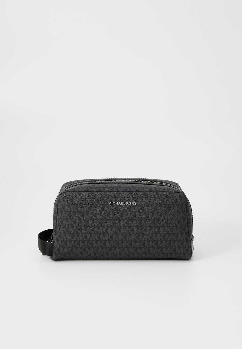Schwarze Kosmetiktasche mit sich wiederholendem MK-Logo-Muster, aus Stoffmaterial, mit Reißverschluss und einem kurzen Riemen auf einer Seite. Sie hat eine elegante rechteckige Form.