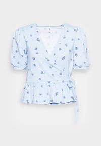 Top envolvente azul-claro com mangas curtas em balão, estampa floral em roxo e verde, bainha com babados e detalhe de laço ao lado.