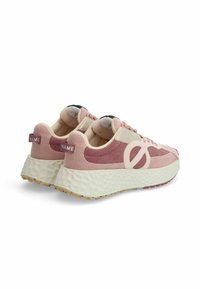 Rosa Cord-Sneaker mit einer cremefarbenen Gummisohle, die eine gemusterte Oberfläche und ein rundes Logo-Detail an der Seite und Rückseite aufweist.
