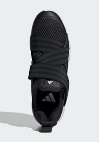 Chaussure de sport noire avec dessus en maille, superpositions synthétiques et larges sangles à fermeture auto-agrippante. Présente un col rembourré et une semelle extérieure texturée.