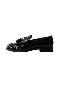 Mocassino in pelle lucida nera con punta arrotondata, dettagli plissettati e nappina decorativa. Tacco basso, texture liscia e design minimale.