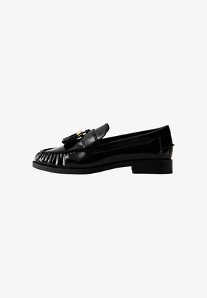 Zwarte lakleren loafer met een ronde neus, geplooide details en een decoratieve kwast. Lage blokhak, gladde textuur en een minimalistisch ontwerp.