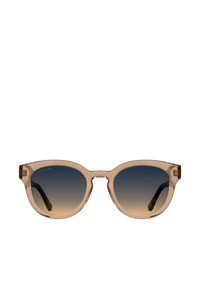 Okulary przeciwsłoneczne z lekką, różową, przezroczystą oprawką, gradientowymi niebieskimi soczewkami, zaokrąglonym kocim kształtem i ciemnymi, żółwimi akcentami na zausznikach.