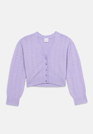 Fioletowy krótki kardigan dziany z dekoltem w serek, długimi rękawami, zapinany na guziki z przodu oraz z prążkowanymi mankietami i dołem.