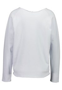 Sudadera blanca de manga larga con dobladillo sin terminar y escote barco. Textura suave. Presenta mangas raglán y un diseño de corte holgado.