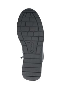 Suela de zapato de goma negra con un patrón de textura, con una punta redondeada lisa y una etiqueta grabada con "37" y "Caprice."