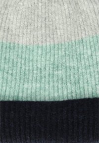 Stickad mössa med ribbad textur, i ljusgrå, mintgrön och mörk marinblå ränder, tillverkad av ett mjukt ullblandningsmaterial.