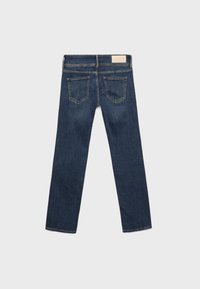 Jean en denim bleu foncé posé à plat, montrant le dos avec deux poches arrière et un patch rectangulaire clair sur la ceinture.