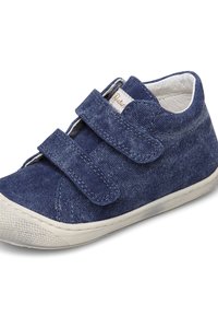 Blauwe denim sneakers met twee klittenbandsluitingen, witte rubberen zool, ronde neus en gestructureerde stof. Bevat een klein merkembleem aan de zijkant.