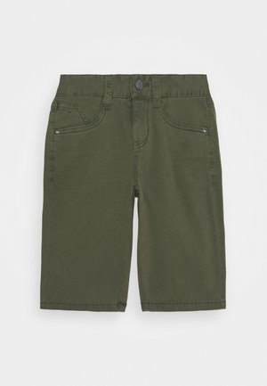 Shorts en coton vert à coupe droite, avec deux poches avant et une fermeture par bouton. Tissu texturé avec des détails de couture visibles.