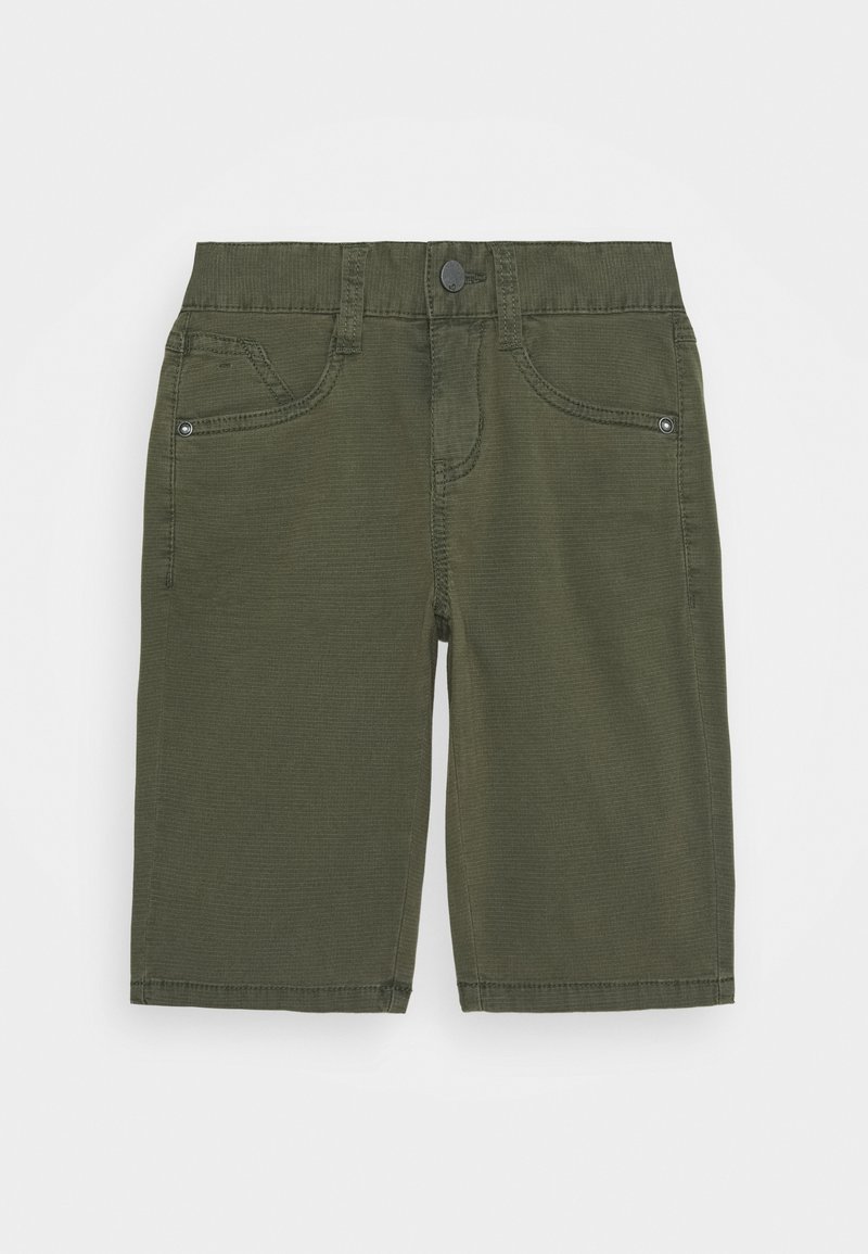 Shorts en coton vert à coupe droite, avec deux poches avant et une fermeture par bouton. Tissu texturé avec des détails de couture visibles.