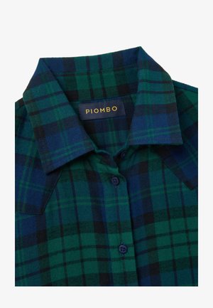 Camisa de franela a cuadros en tonos verde oscuro y azul, con cuello clásico, cierre de botones y etiqueta PIOMBO en el cuello.