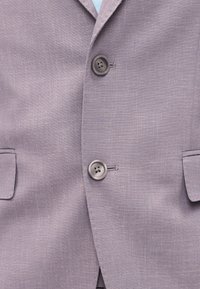 Svetlo vijoličast blazer z dvema vidnima sivima gumboma in žepi z zaponkami na obeh straneh.