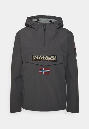 Giacca a pullover con cappuccio in tessuto grigio scuro. Presenta una grande tasca sul petto, logo ricamato e una toppa con la bandiera norvegese.