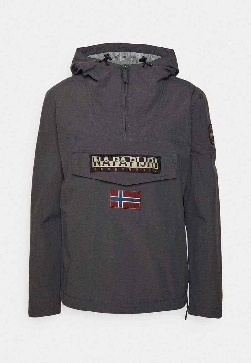 Huppari tummanharmaasta kankaasta, johon kuuluu huppu. Varustettu suurella rintataskulla, brodeeratulla logolla ja Norjan lipun tarralla.