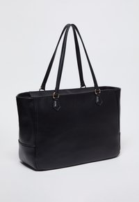 Borsa tote in pelle nera con due manici lunghi, forma rettangolare, texture ciottolata e dettagli in metallo dorato. Senza chiusure visibili.