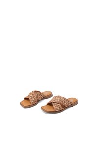Sandali scivolati intrecciati con design incrociato in marrone chiaro, con una suola piatta color sabbia e una fodera interna liscia.