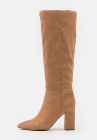 Bota de ante marrón hasta la rodilla con punta afilada y tacón cuadrado. La superficie tiene una textura suave, con un diseño simple y limpio.