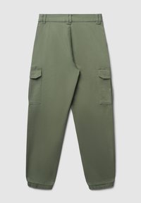 Olivgrüne Cargo-Hosen mit einem Kordelzugbund, elastischen Bündchen und zwei seitlichen Taschen. Glattes Material mit lockerem Schnitt und geradem Bein.