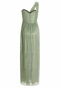 Robe de soirée longue plissée métallique verte avec une large bretelle et un corsage ajusté.