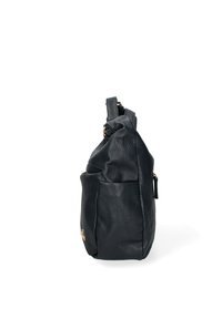 Borsa in pelle nera con finitura texture, dotata di tasca con zip, tracolla regolabile e design morbido. Include una tasca laterale con accessori.